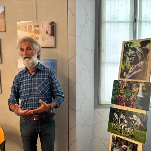 Una mostra e un libro di Silvano Moroni offrono uno sguardo profondo su “Frammenti…di popoli” FOTO