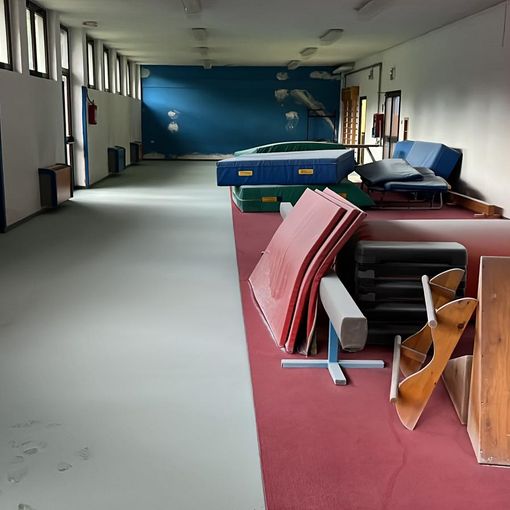 Vandali in azione alla palestra del Peep, estintori svuotati e porte danneggiate