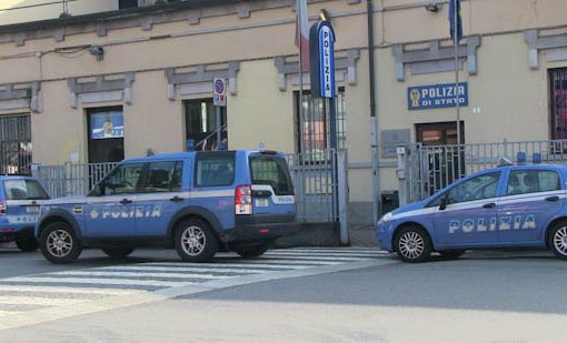 Tirapugni e stupefacenti in casa: trentenne denunciato dalla polizia