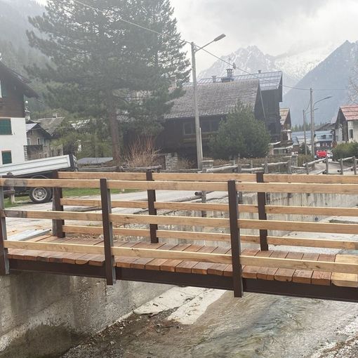 Macugnaga, rifatta la passerella sul torrente Tambach