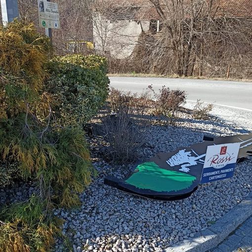 Abbattuta la penna nera della rotatoria al Villaggio operaio