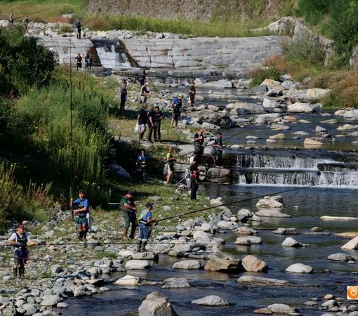 Foto: una gara di pesca nel torrente Ovesca a Villadossola