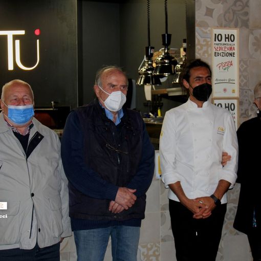 Il cuoco Alessandro Bassa (terzo da sinistra) con gli esponenti della Condotta ossolana di Slow Food