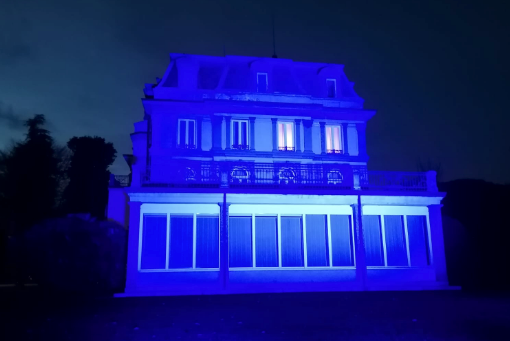 La Prefettura illuminata di azzurro