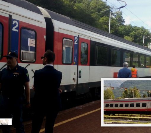 Foto: l'Intercity appena fatto entrare inb stazione a Preglia e nel riquadro il locomotore che venne parcheggiato allo scalo di Domo 1