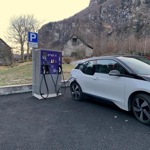 In funzione a Premia due colonnine di ricarica elettrica