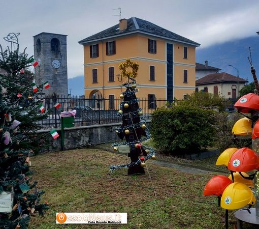 I caschi della Protezione civile addobbano l'albero di Natale