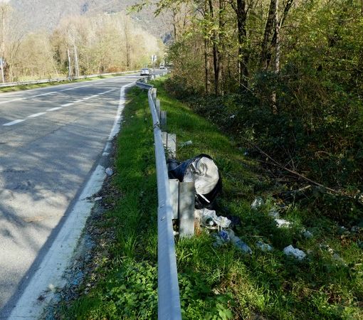 Immondizia abbandonata da 3 mesi in una piazzola della statale 33
