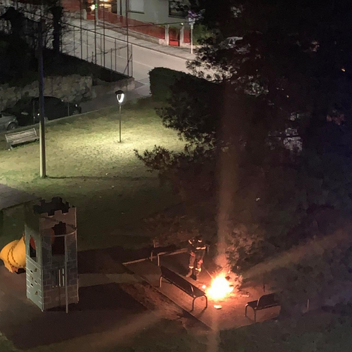 Ragazzini vandalizzano il parchetto di via Sant'Antonio. Mercoledì sera hanno anche appiccato un incendio FOTO