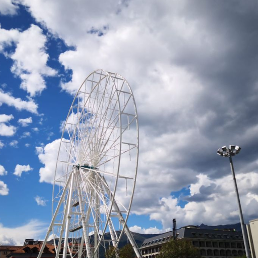 A Verbania montata la maxi ruota panoramica: è la più alta d’Italia