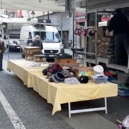 Monta la polemica a Domo, i commercianti del mercato attaccano il Comune: &quot;Cacciati alle 15.30 mentre i Mercatini possono stare fino alle 18.30&quot; VIDEO