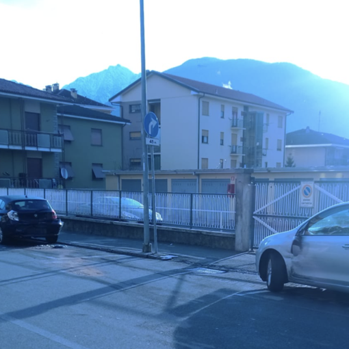 Vanno a sbattere mentre sono inseguiti dalle forze dell'ordine