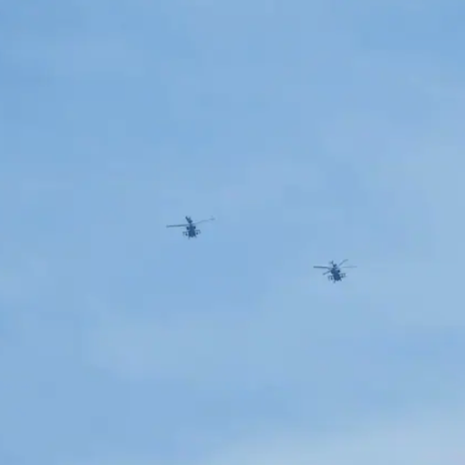 Quattro elicotteri Apache da guerra britannici hanno sorvolato i cieli del Canton Vallese