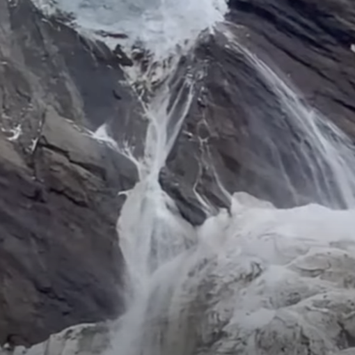 Spettacolare crollo di ghiaccio sul ghiacciaio del Trift (Saas Tal)