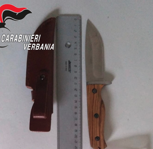 Sperona un'auto, si barrica in casa e aggredisce i carabinieri con un coltello