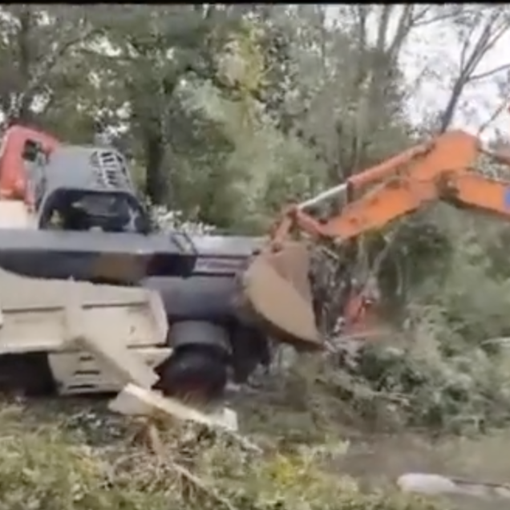Una gru si ribalta nel greto del Toce, intervento dei vigili del fuoco   VIDEO