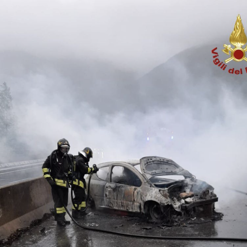 Va sbattere in superstrada e l'auto viene distrutta dalle fiamme