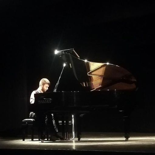 Nelle sale del teatro La Fenice risuonano le note del pianista domese Amir Salhi