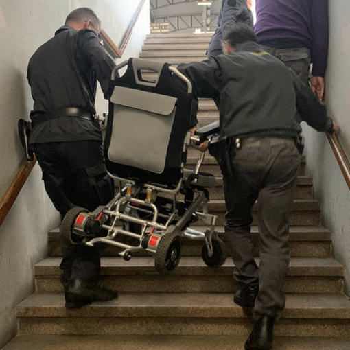 Niente ascensore? Turista svizzero 'trasportato' a braccia al binario