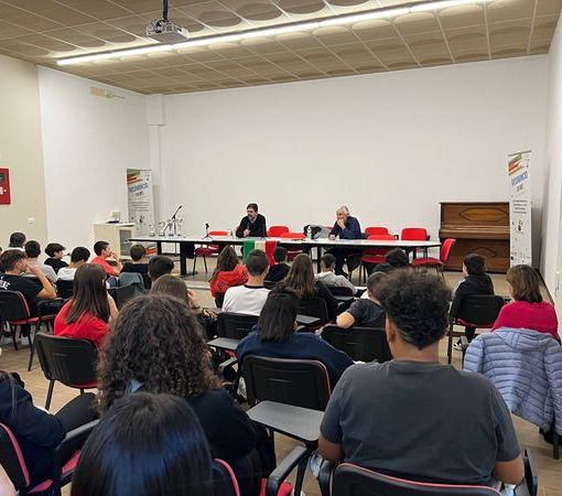 Foto: l'incontro tra gli studenti, Marzo Bartolucci e Carlo Squizzi (immagina tratta dalla pagina facebook della scuola)