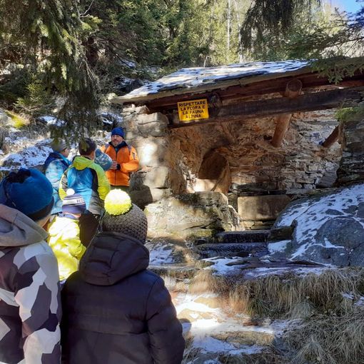 Craveggia, i bambini delle scuole alla scoperta dell'acqua ferruginosa