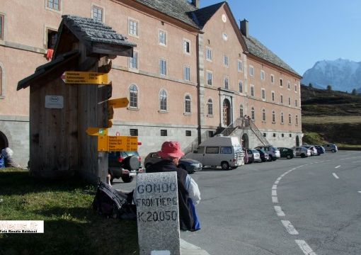 Immagini dell'Ospizio del Sempione in una serie tv di Netflix