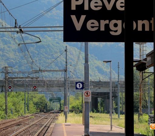 Lite tra fidanzati sul treno a Pieve Vergonte: denunciato un ventenne
