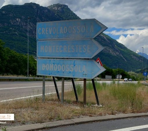 Cartelli illeggibili sulla superstrada