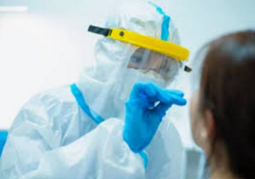 Svizzera, i tamponi gratis per i frontalieri fanno discutere