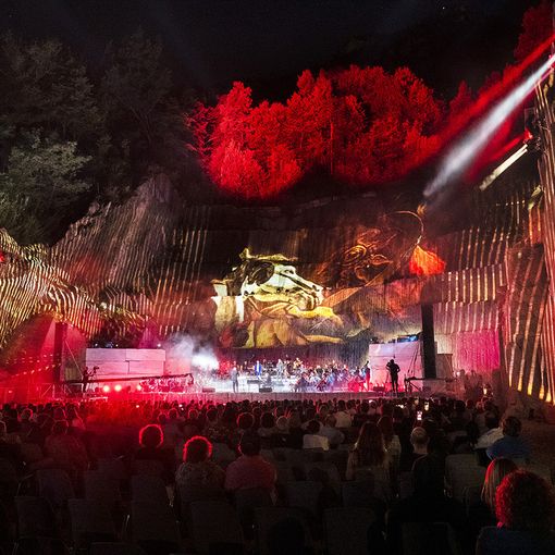 Tones Teatro Natura: musica e spettacoli in scena alla ex cava di Oira