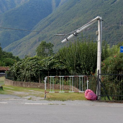 Critiche per un palo in bilico da 3 mesi e per un incrocio stradale ad alto rischio