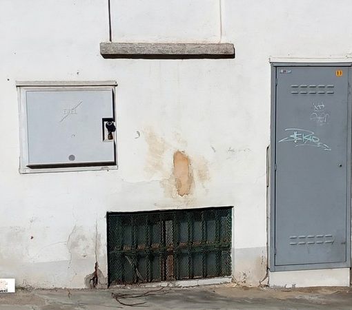 Continui black out alla cabina Tim, attività commerciali senza telefono e internet