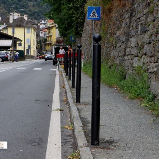 Via Zonca, posati i paletti per impedire la sosta selvaggia  FOTO