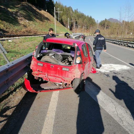 Auto si ribalta e va a sbattere contro la massicciata della ferrovia