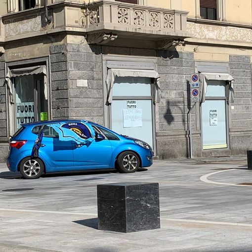 Pochi tifosi interisti festeggiano lo scudetto in centro a Domo