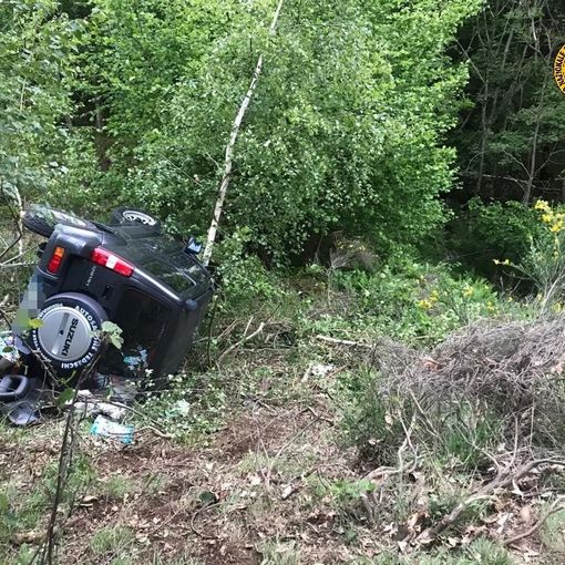 Auto fuori strada a Calasca, un ferito e due passeggeri illesi