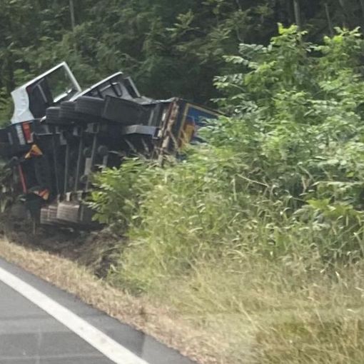 Camion ribaltato sulla provinciale tra Ornavasso ed Anzola