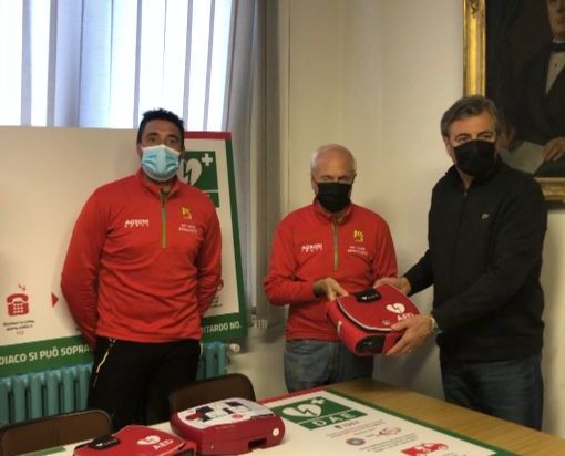 Lo sci club G.S. Bognanco dona due defibrillatori alla comunità