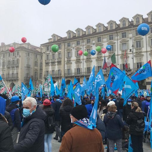 Sindacati, migliaia di persone a Torino: &quot;Giù il fisco per lavoratori e pensionati&quot;