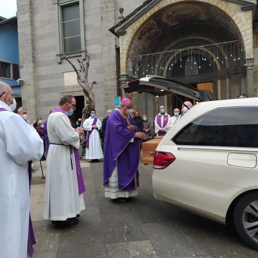 Anche il vescovo al funerale di don Luciano Tomola