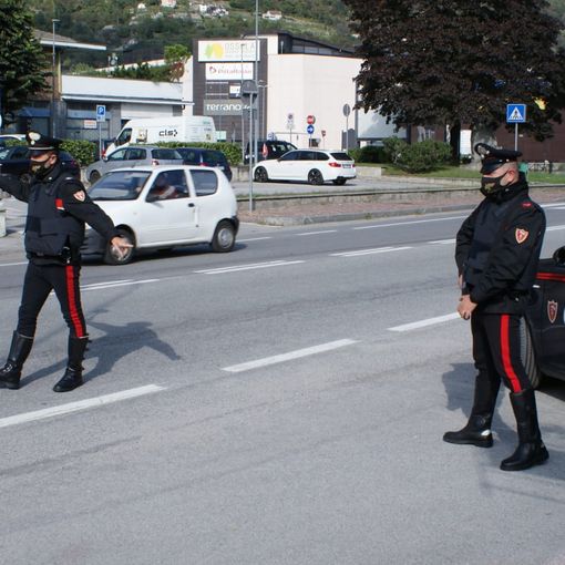 Ubriaco minaccia i passanti e aggredisce i carabinieri: arrestato