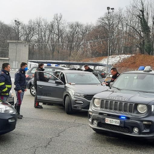 Forza un posto di controllo e fugge: fermato dai carabinieri dopo un lungo inseguimento