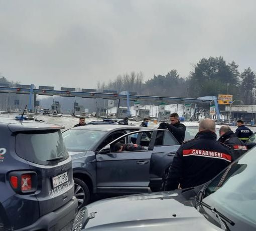 Inseguito per 64 chilometri, forza 3 posti di blocco e viene arrestato: non si sa perchè scappasse