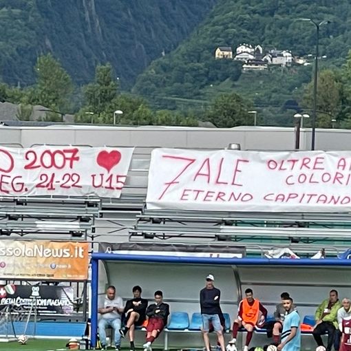 Gli ultras della Juve Domo omaggiano Ale Grazioli, il capitano del Sizzano morto di leucemia a marzo