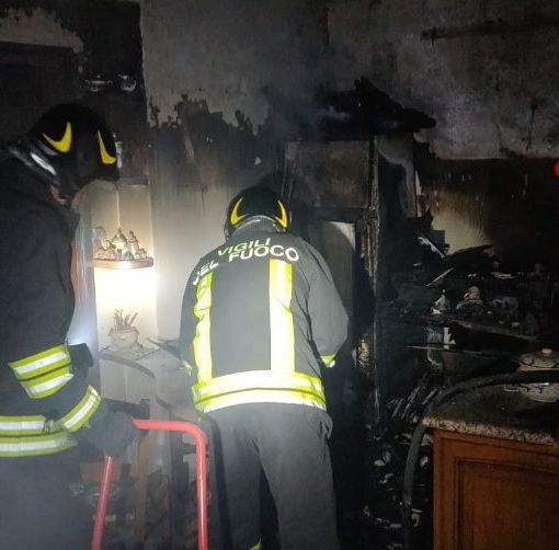 Varzo, fiamme in un appartamento disabitato, ingenti danni