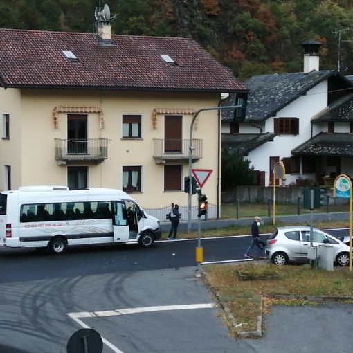 Auto contro un minibus a Cosasca, nessun ferito