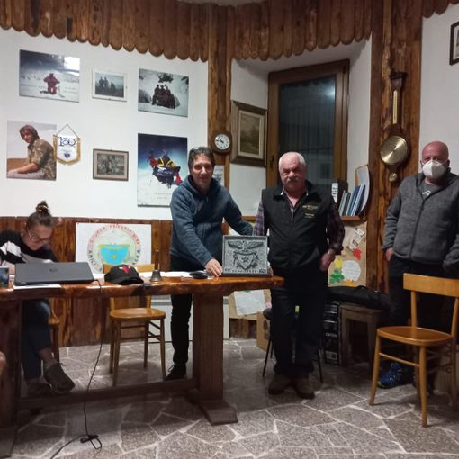 Lo scultore Valerio Patritti dona una targa al Cai Vigezzo