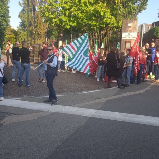 Sit in davanti alla Prefettura per i lavoratori della Blu Service