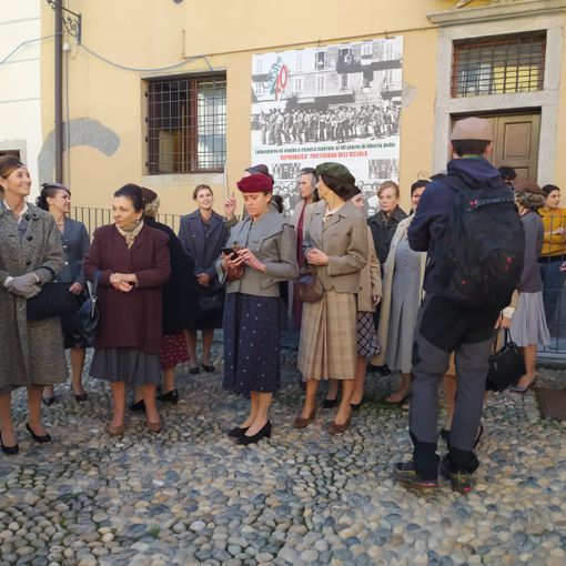 In piazza mercato vecchie auto e vestiti d'epoca per le riprese del film di Giorgio Diritti