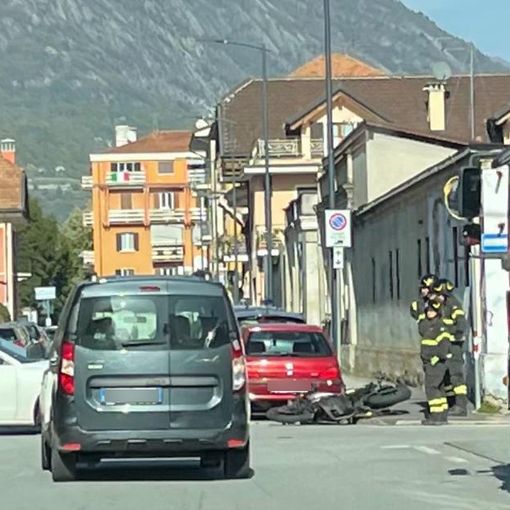 Incidente in via De Gasperi, ferito un motociclista